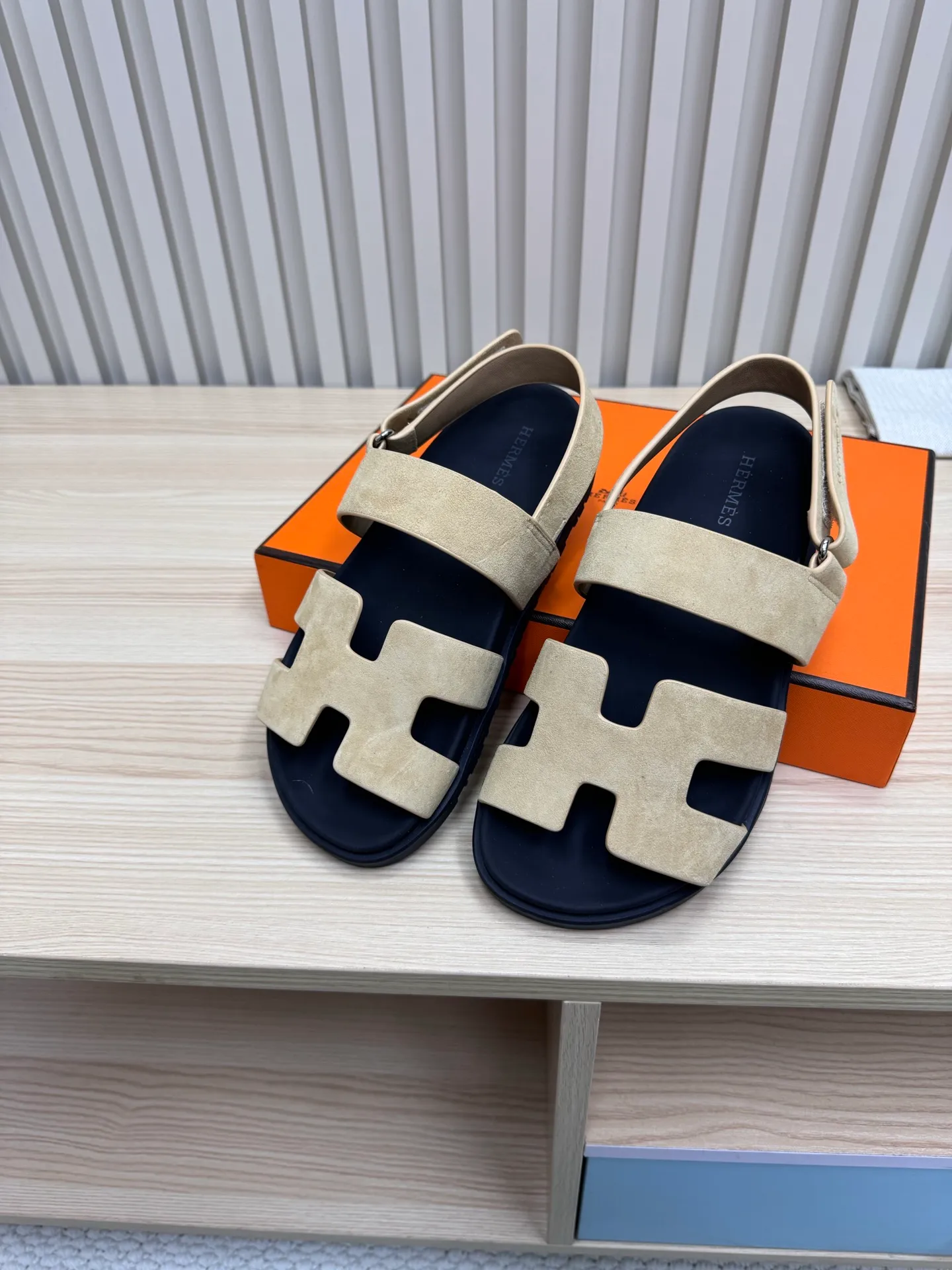 👟👟Ex-factory price 502👟👟Hermes🐎The extremely popular couple’s second uncle slippers/golden sandals and slippers, paired with various colorful socks, are so trendy!  ———————— Upper: imported cowhide/sheep leather/cloth/palmprint leather lining: imported cowhide/sheepskin outsole: Tpu non-slip and wear-resistant outsole Female size: 35-42 (40.41.42 non-returnable and non-exchangeable) Male code: 39-45 (45 non-returnable and non-exchangeable)